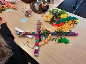 Palmpasenstokken maken bij Kindernevendienst XL