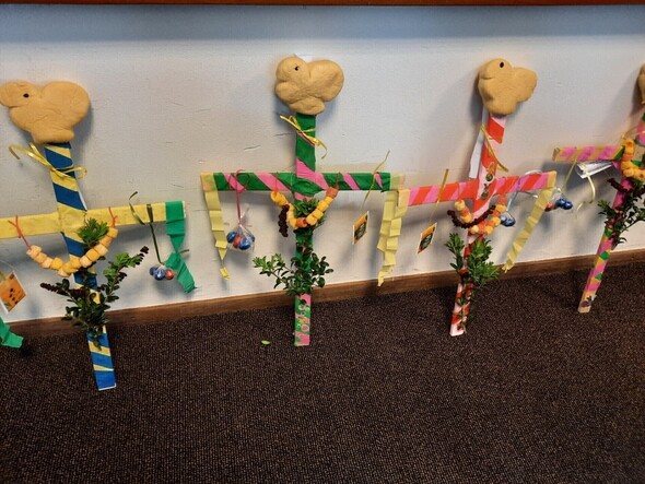 Palmpasenstokken maken bij Kindernevendienst XL