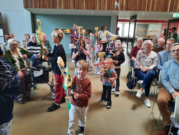 Palmpasenstokken maken bij Kindernevendienst XL