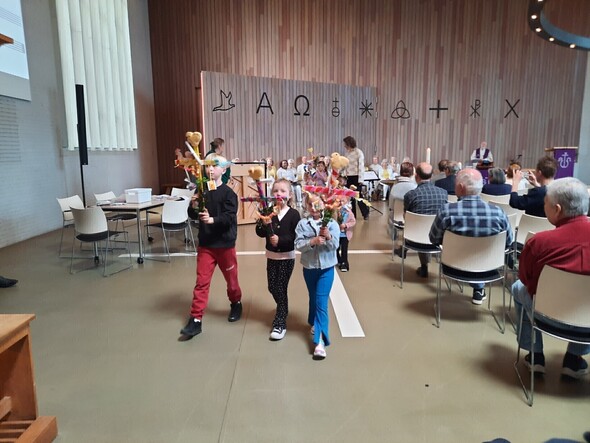 Palmpasenstokken maken bij Kindernevendienst XL