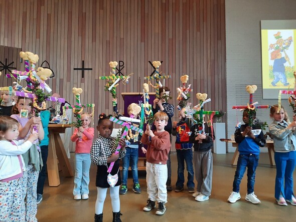 Palmpasenstokken maken bij Kindernevendienst XL