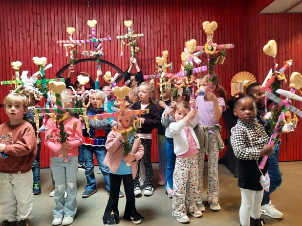 Palmpasenstokken maken bij Kindernevendienst XL