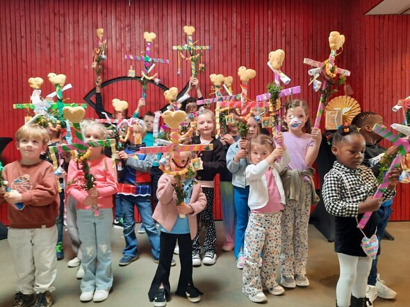 Palmpasenstokken maken bij Kindernevendienst XL